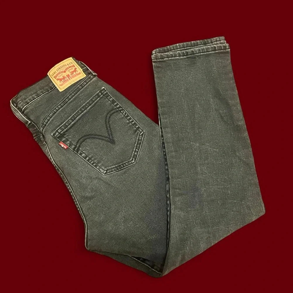 Levi’s Wedgie Straight Women’s Jeans in color Cut and Dry - Washed Black - Picture 7 of 10